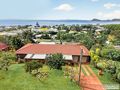 Lammermoor 4chambre SPACIOUS 2 LEVEL BRICK HOME WITH MAGNIFICENT OCEAN VIEWS - 1342m2 ALLOTMENT WITH A 39.9 metre FRONTAGE.