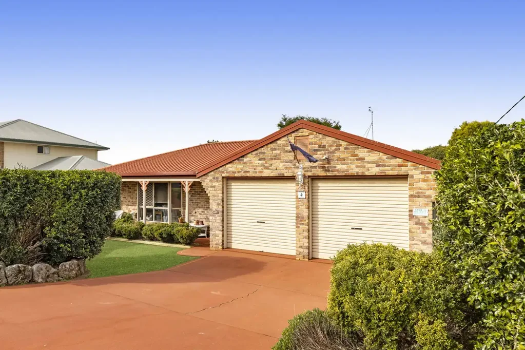 Kearneys Spring 3房 三卧温馨之家 宽敞双厅设计 主卧带套间浴室 现代厨房便利 730m2围栏地块 双车库内部通道 公园与商铺便捷 Family Friendly - Three Bedroom Home