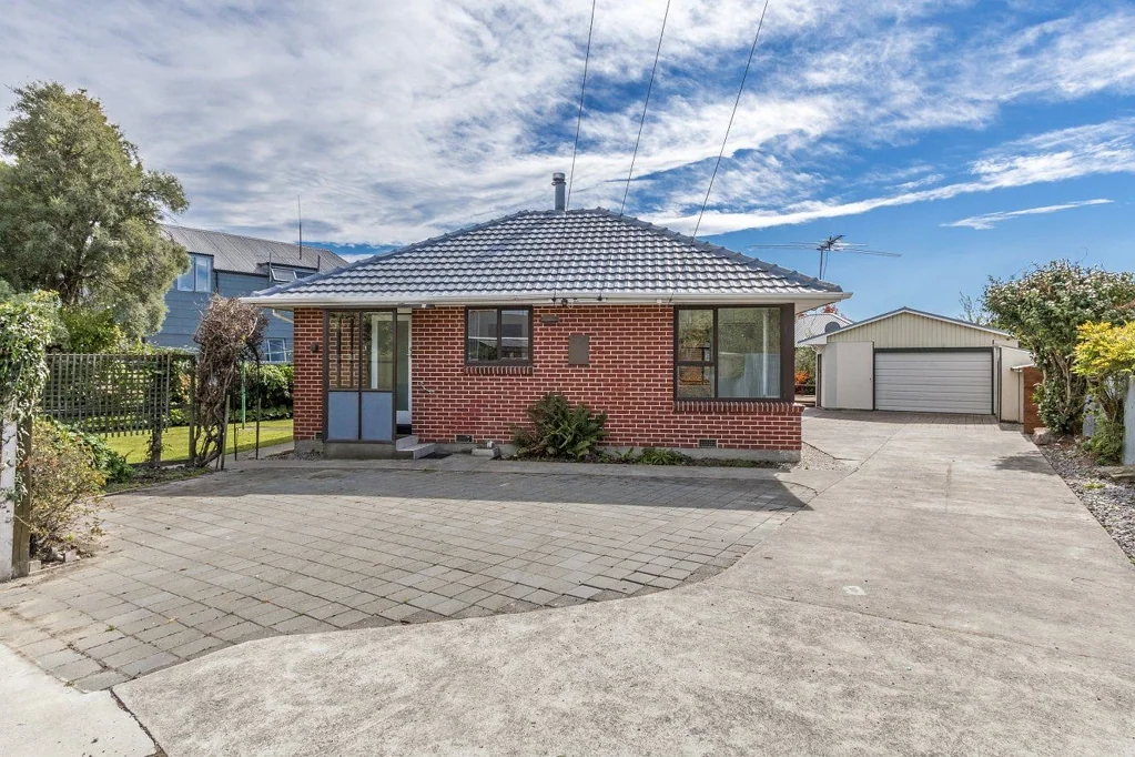 4 Bedroom, 2 Bathroom Redwood Family Home