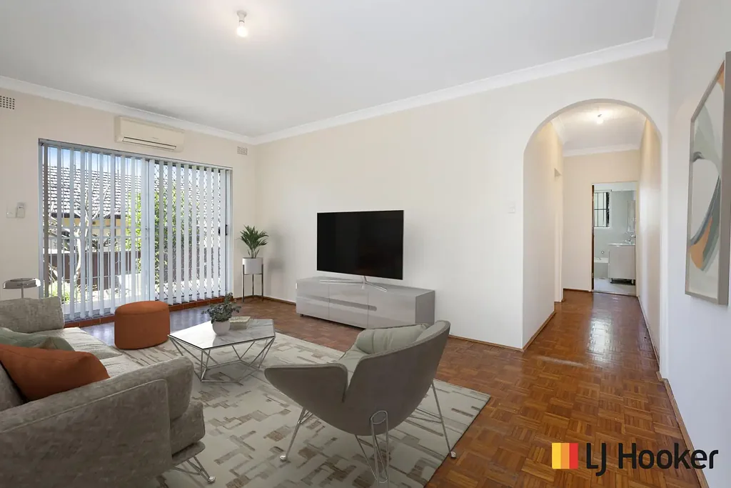 Bright 2 Bedroom Apartment with Lock Up Garage