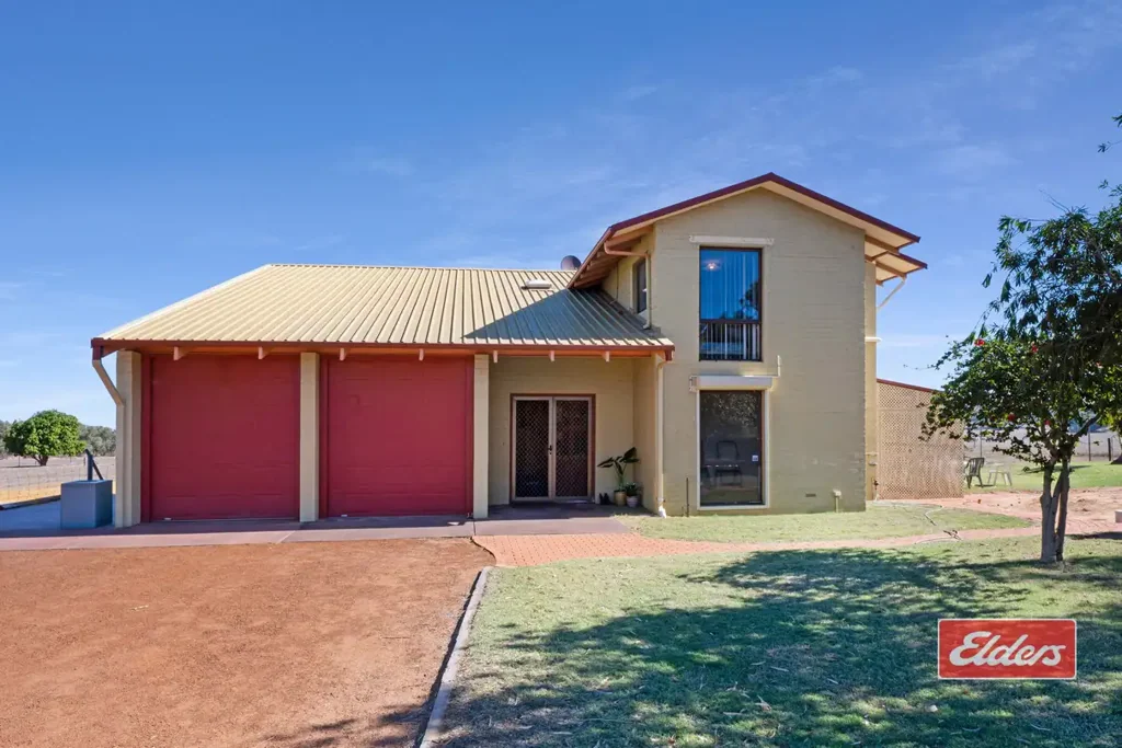 Waggrakine 5 Bedroom Spacious Two-Story Brick & Colourbond Home on 9.5 Subdividable Acres with Ocean & Mountain Views - $985,000.