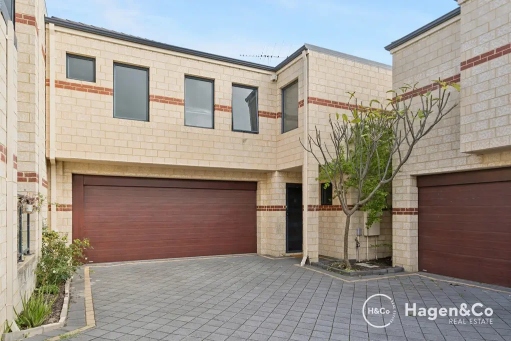 Walking Distance to shops, public transport and easy access to the freeway!