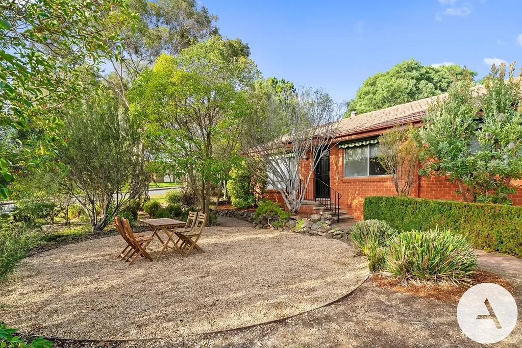 Page 3部屋 Single-Level Home on RZ 2 Block in Leafy Page - Move-in Ready