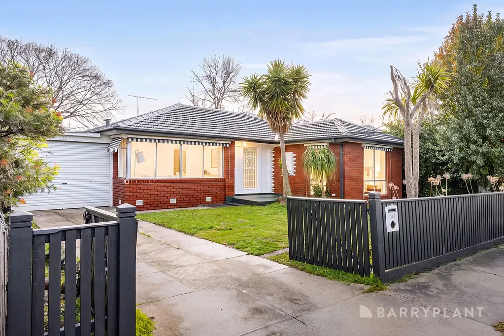 Bundoora 3ห้องนอน Freshly Renovated Family Living with Modern Comforts and Exceptional Outdoor Entertaining