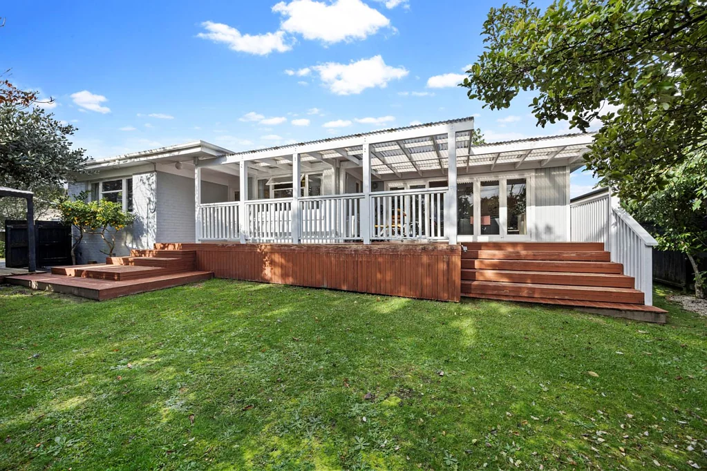 Glen Eden 3Zimmer Brick and Weatherboard on Freehold Section
