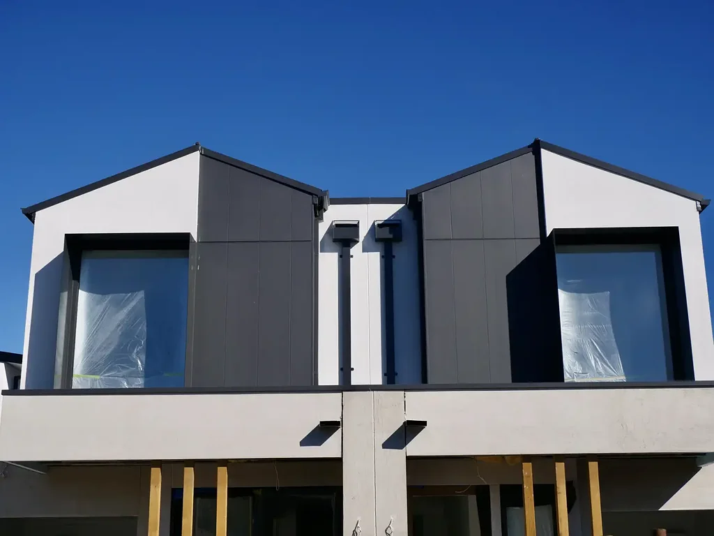 Carrum 4房 现代立面设计 三米高挑空 石材豪华厨房 四卧全配地毯 主卧带WIR套间 宏伟主浴双淋 高端水龙头 全屋分区冷暖 私密庭院甲板 两车位车库安全 'Coastal gem' 50m from the river, arriving by late 2026 - with stamp-duty savings and input into finishes