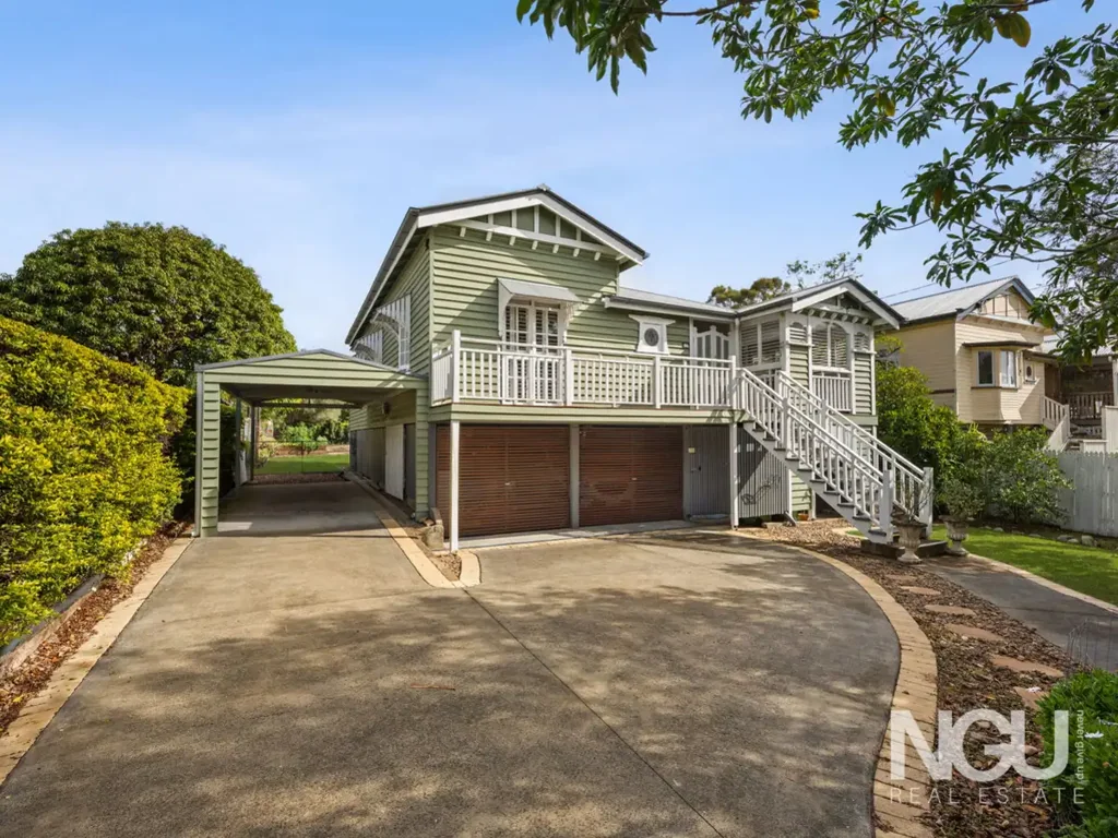 Newtown 3 Bedroom Grand Colonial Elegance in a Prestigious Newtown Position!