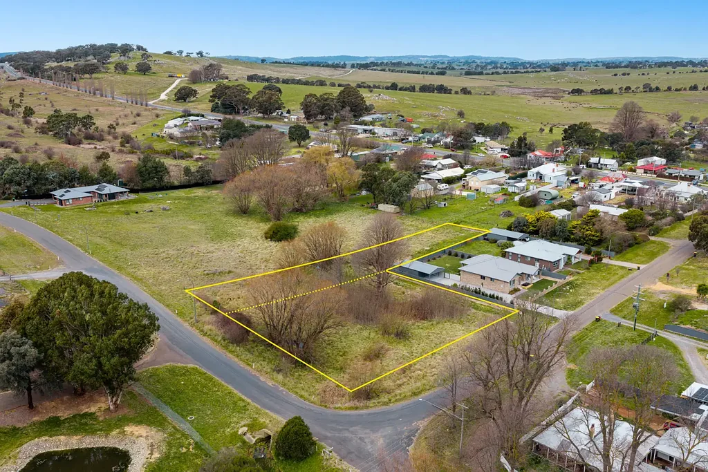 Gunning 1 Acre Corner Block!