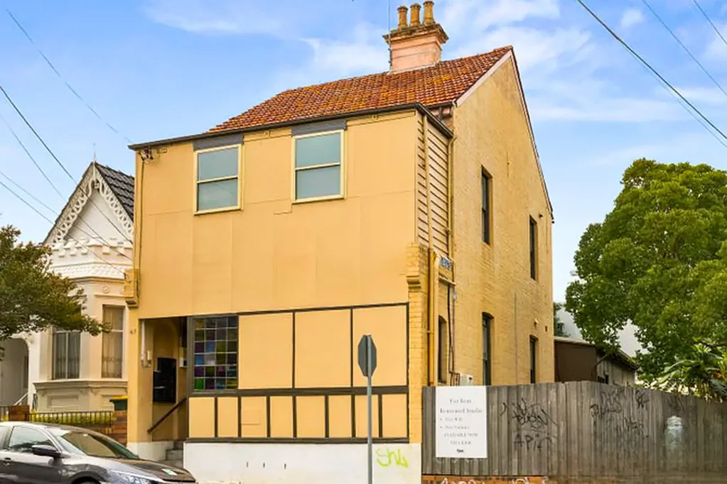 Fully furnished studio in a quiet, convenient Petersham location