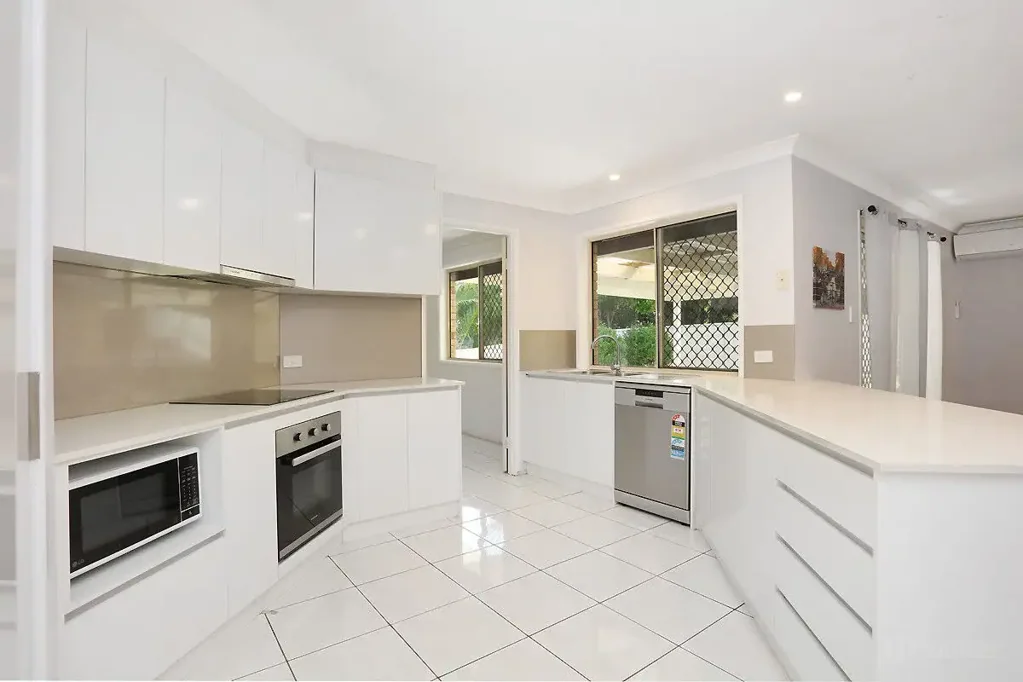 Parkwood 5chambre SOLD by Mason Niari
