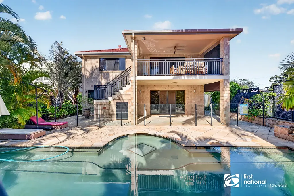 LUXURY FULLY FURNISHED FAMILY HOME IN ONE OF CLEVELANDS MOST PRESTIGE AREAS