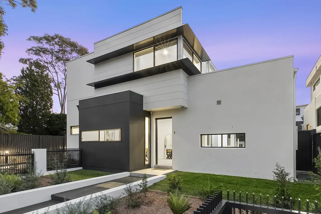 Caringbah South 4房 独家SALTAIRE系列  精心装修住宅  设计师厨房石材台面  开放式起居区  灵活四卧布局  豪华主套房步入式衣帽间  靠近优质学校海滩 Private, Spacious and Beautifully Designed