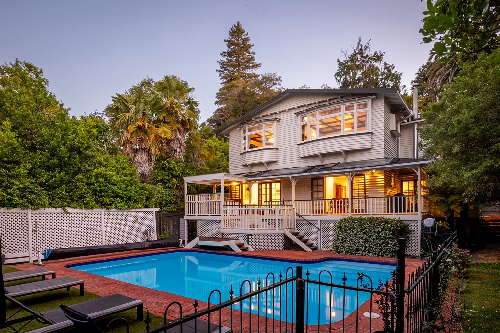 Nelson City 5 Bedroom Elegant Family Oasis – Seclusion, Style & Serenity