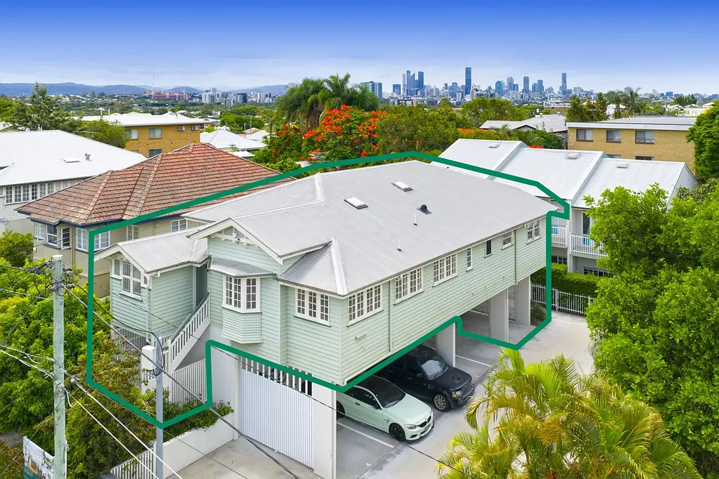 Greenslopes 4Habitaciones A standout Greenslopes find – three ensuites, two living zones & medical precinct appeal - steps to the mall
