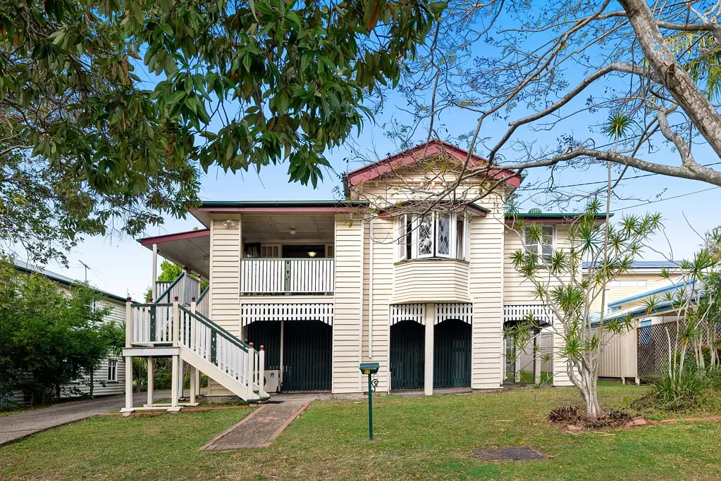 Morningside 2房 经典昆士兰风格魅力 + 备受追捧的 Morningside 的卓越潜力 Classic Queenslander charm + exceptional potential in coveted Morningside