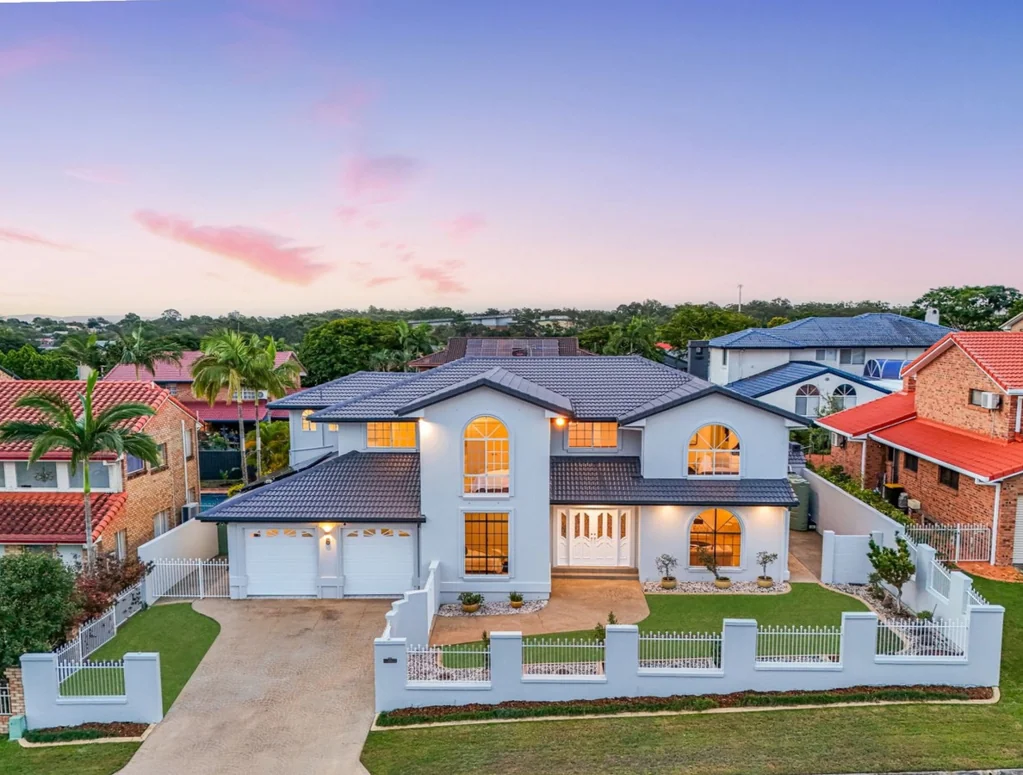 Stretton 6房 黄金地段 769平地块 三车位车库 全新装修 五卧主套 泳池娱乐区 Refreshed Home of Epic Proportions - 6 Bed, 4 Living Rooms, 3 Car & More!