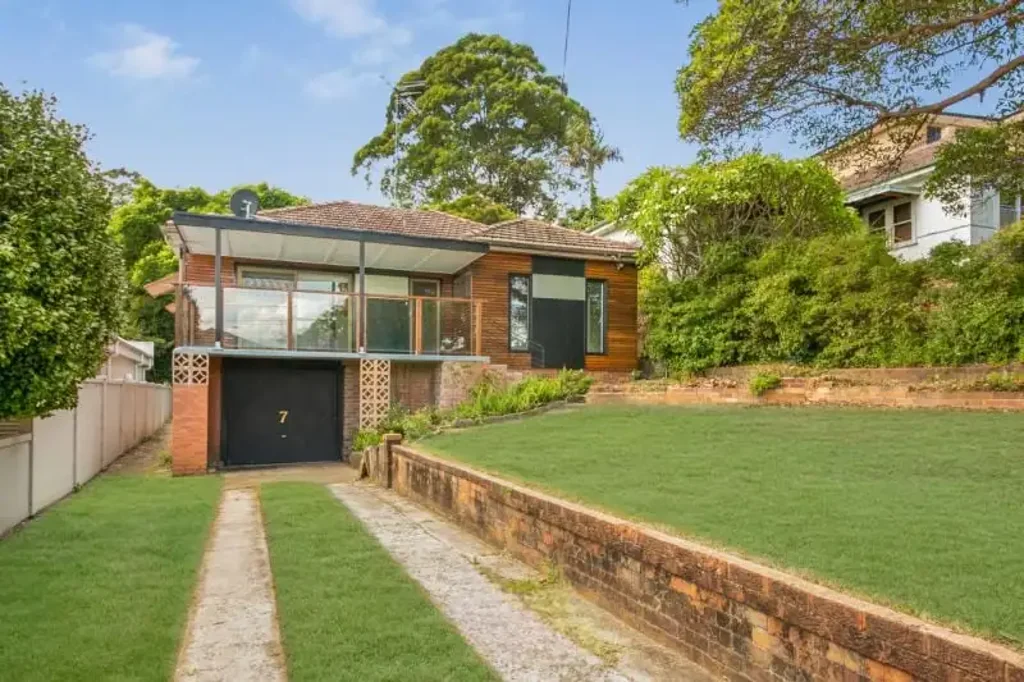West Ryde 3غرفة نوم Renovated 3-Bedroom Family Home with Greater Sydney Skyline Views on 646sqm block