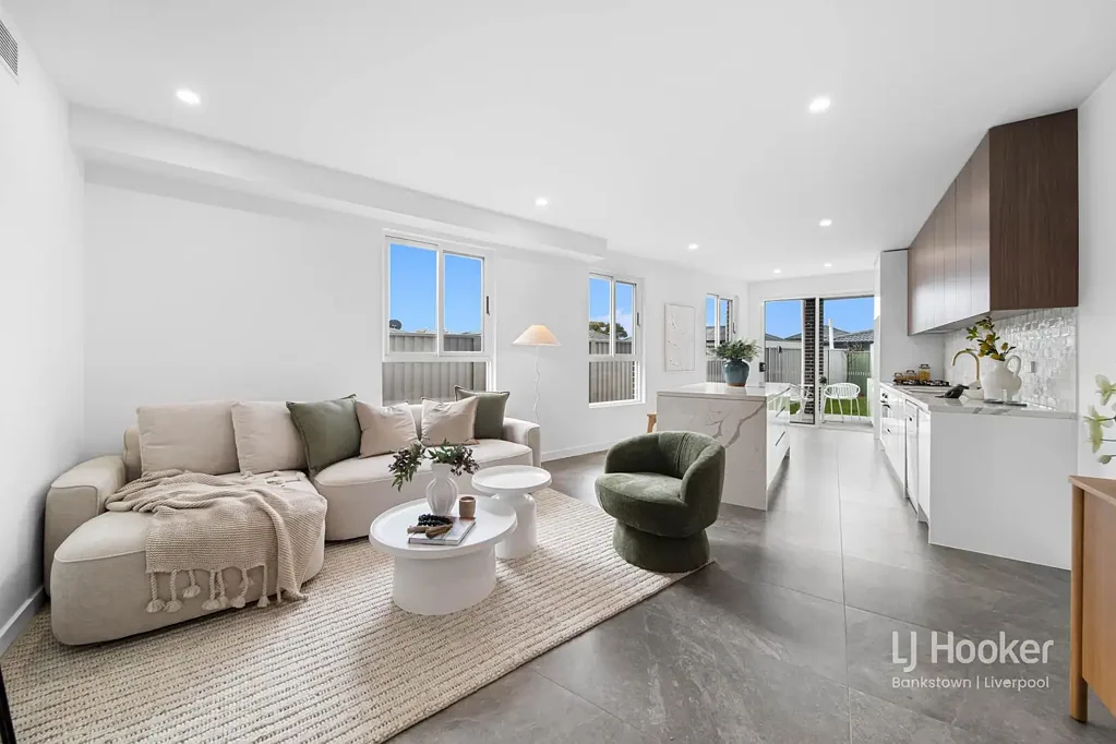 Moorebank 4 Bedroom Sleek New Designer Townhouse