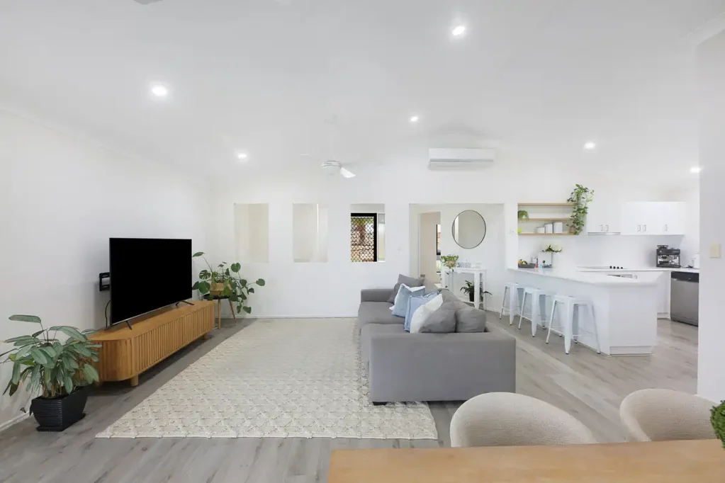 Burleigh Heads 4कमरा Move-In Ready Family Living with a Resort-Style Backyard