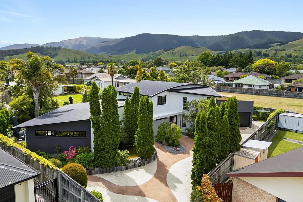 Richmond 5房  NEW PRICE! Endless Possibilities - a must see!