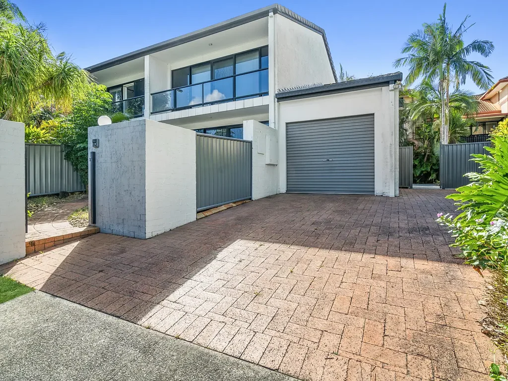 Cosy Apartment in the heart of Broadbeach Waters