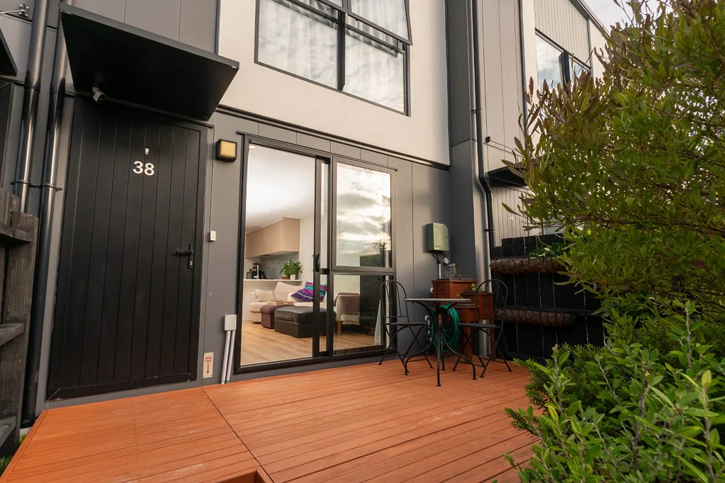 Immaculate Two-Bedroom Townhouse in Prime Silverdale Location