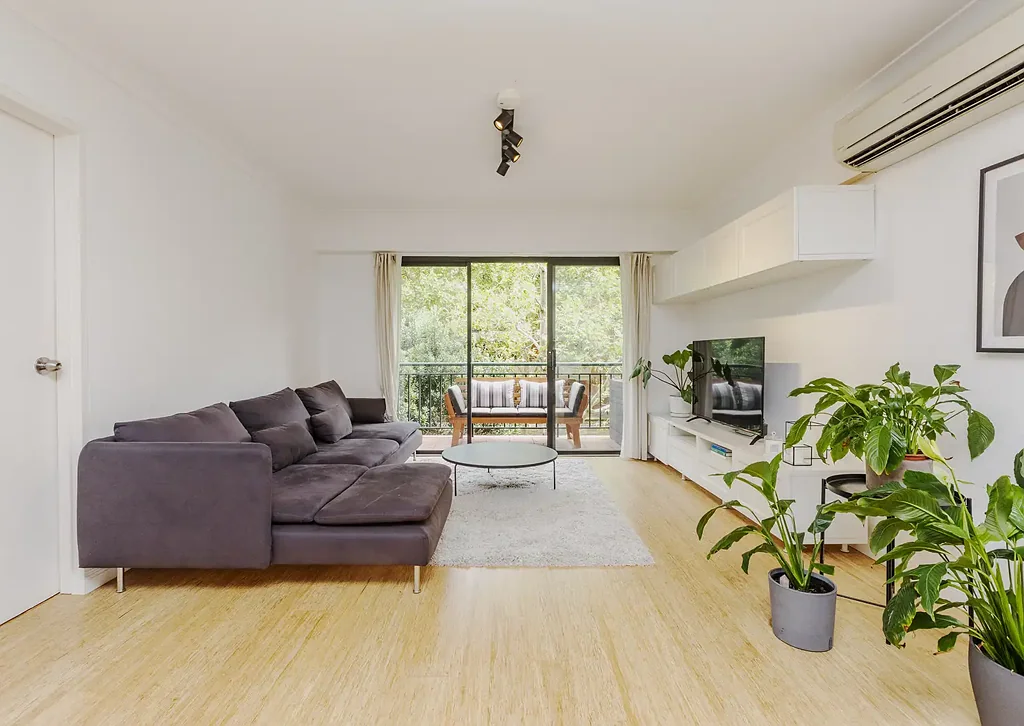 Beautifully presented one bedroom apartment with secure parking