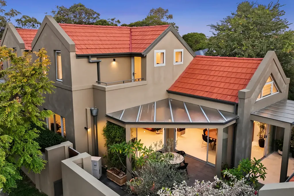 Concord 4 Slaapkamer Sunlit Entertainer in Peaceful Street Just Steps From Majors Bay