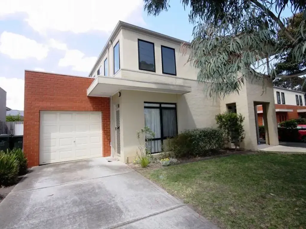 MODERN LOW MAINTENANCE TOWN RESIDENCE WITH OWN DRIVEWAY