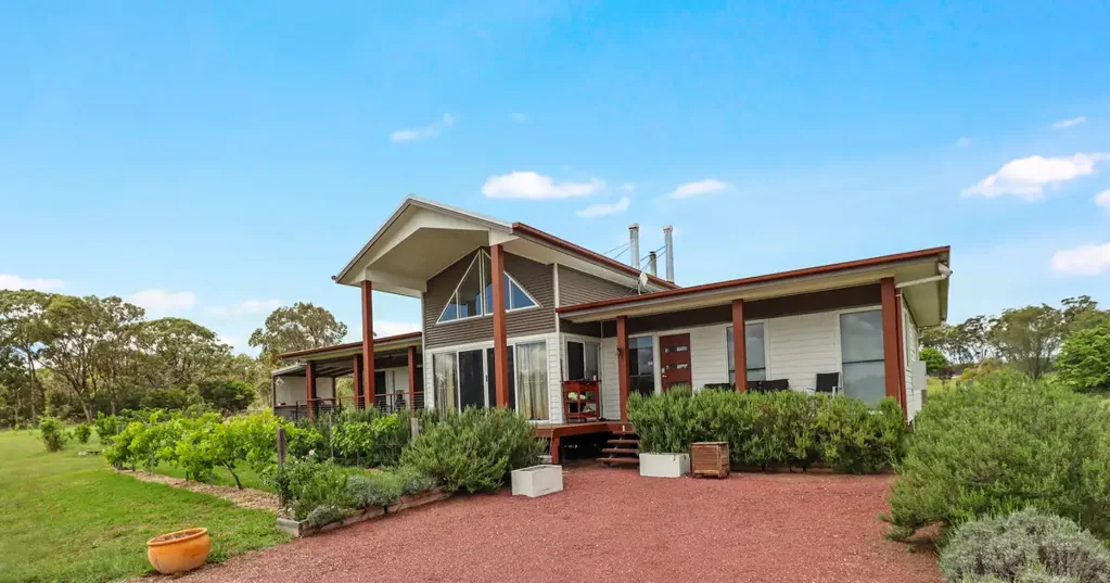Glen Aplin 4 Slaapkamer Stylish Country Home with Energy-Efficient Design