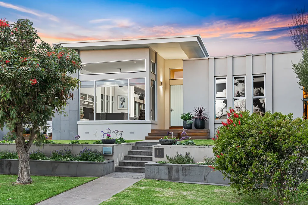 Port Fairy 4 Bedroom Ultimate Lakeside Living