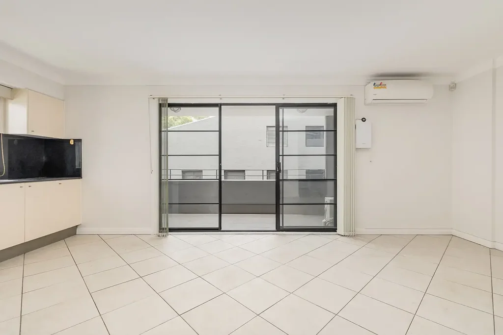1 bedroom light-filled apartment with parking