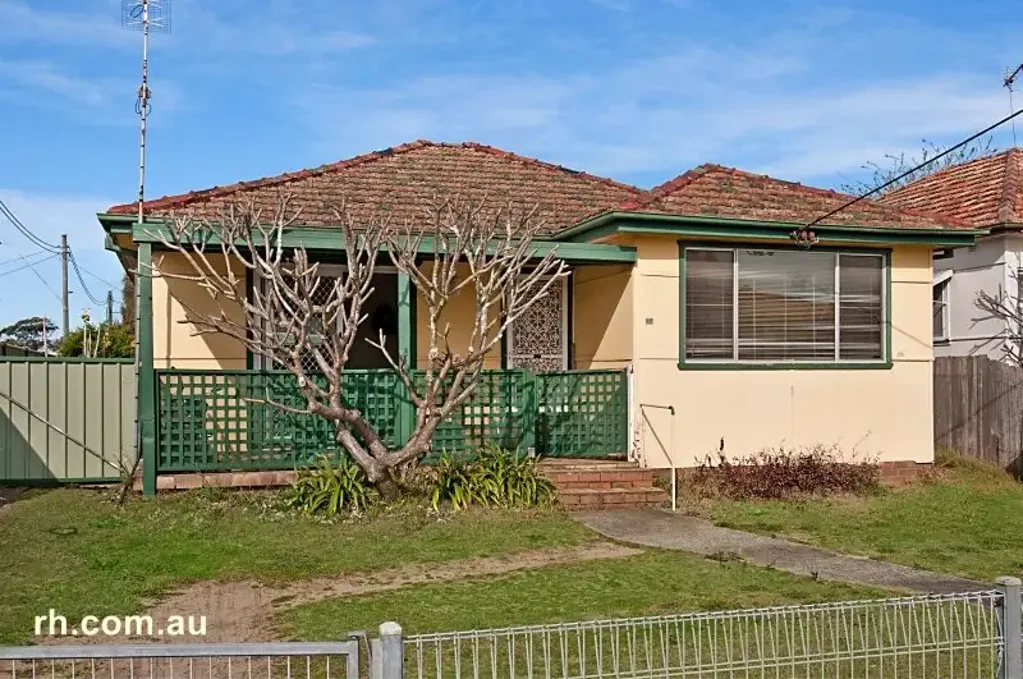HOUSE IN HANDY LOCATION