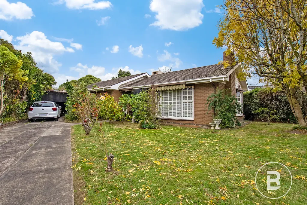 Wendouree 3બેડરૂમ THREE BEDROOM BRICK VENEER HOME ON GENEROUS ALLOTMENT
