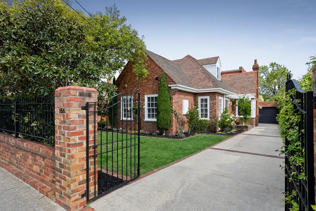 Brighton East 4બેડરૂમ An English Classic Revived for Family Living