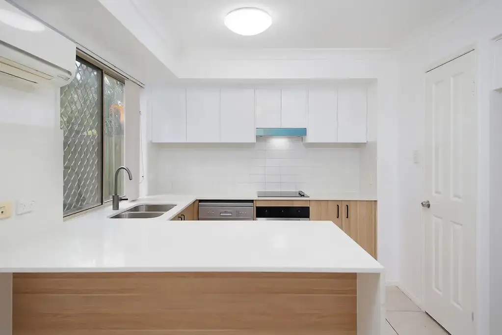 Wishart 3 Bedroom Newly Renovated Modern Townhouse Locating at Mansfield High School Catchment!!!
