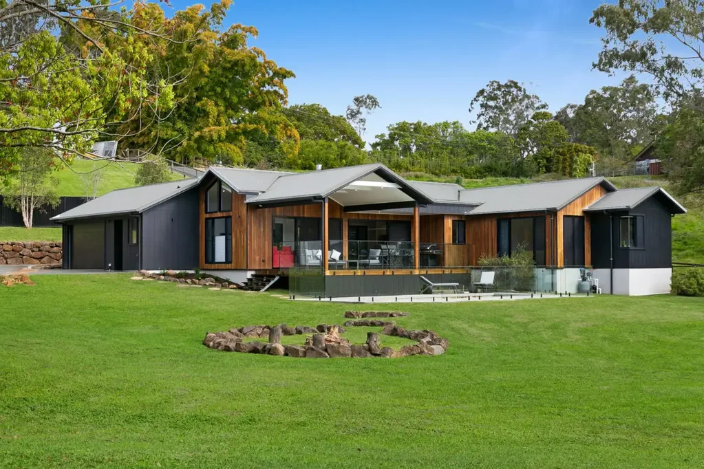 Tallebudgera 5房  Contemporary Charm: A Timeless Modern Farmhouse