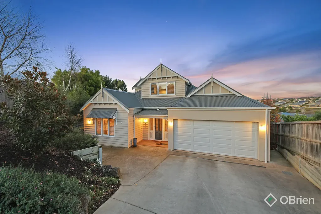 Drouin 4房  Elegant Family Living with Views to Match
