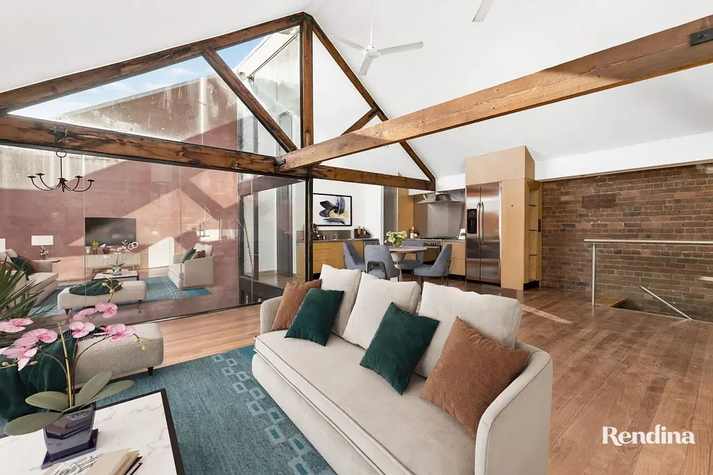 LARGE MODERN
WAREHOUSE CONVERSION, RIGHT IN THE HEART OF THE VILLAGE