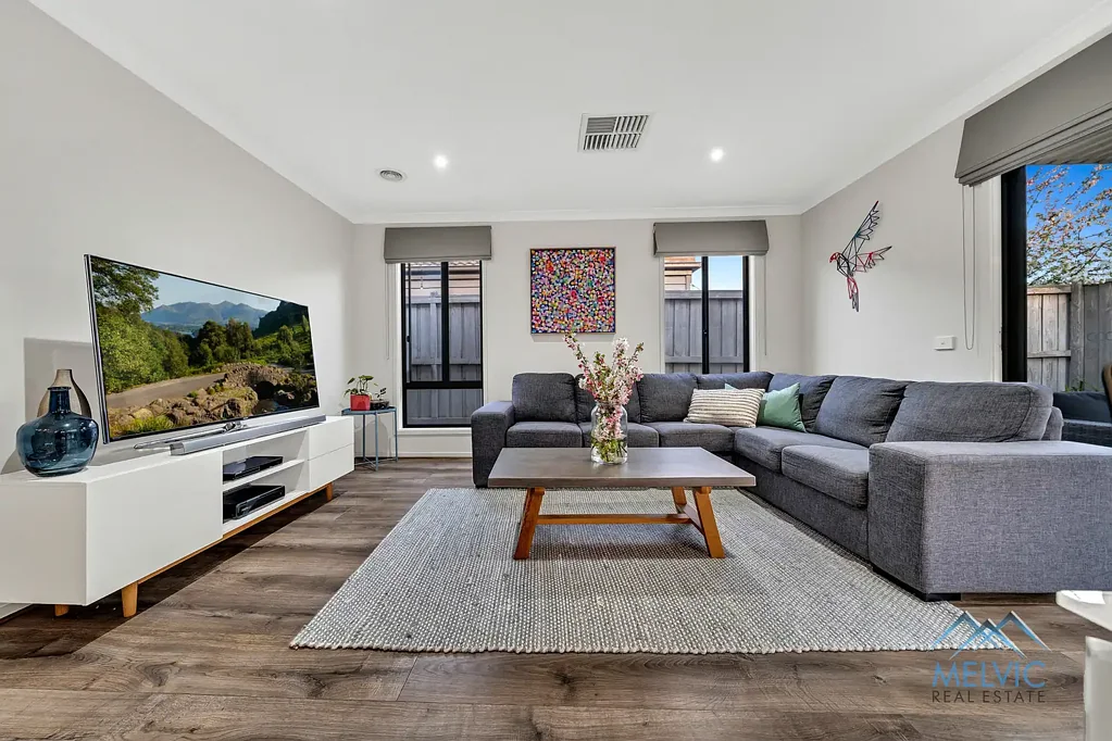 Clyde 3બેડરૂમ Move-In Ready Delight with Space, Style & Convenience