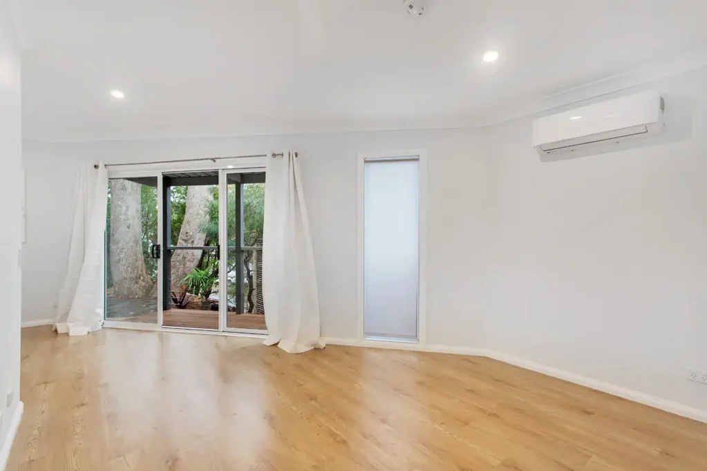 RENT INCLUDES ELEC/WATER & GARDEN MAINTENANCE