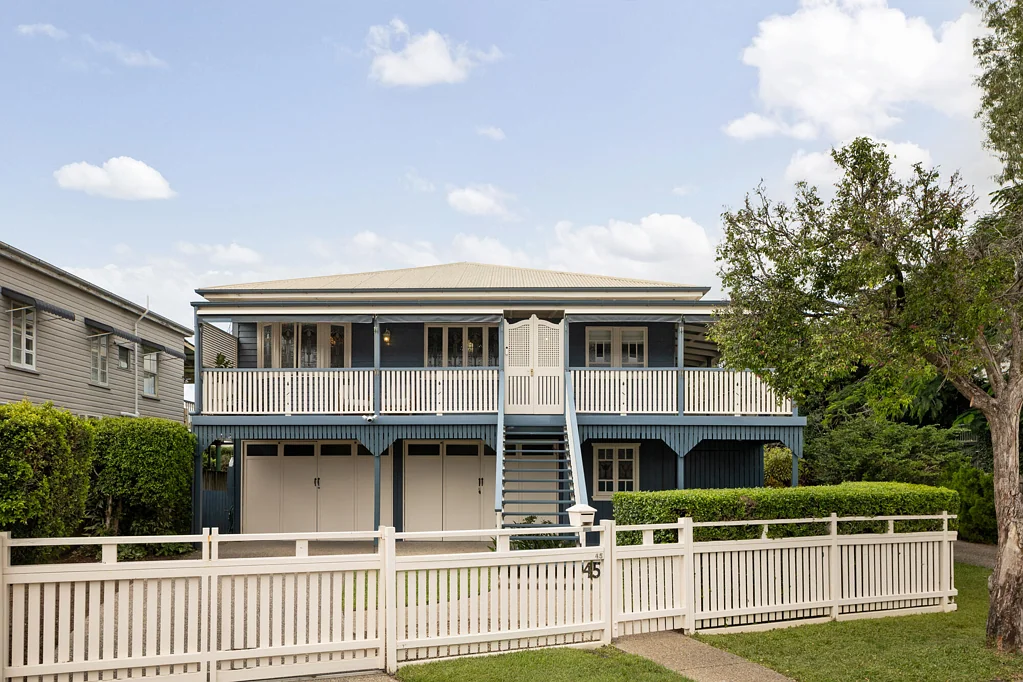 Bulimba 3房 Bulimba中心地段 14.7米宽临街面 VJ墙华丽天花板 铅条玻璃水晶玻璃 四车车位 完全建成底层 多功能空间 健身房洗衣房 充足存储 精心维护花园 河滨公园近便 Stunning Character on Bulimba's Best Street