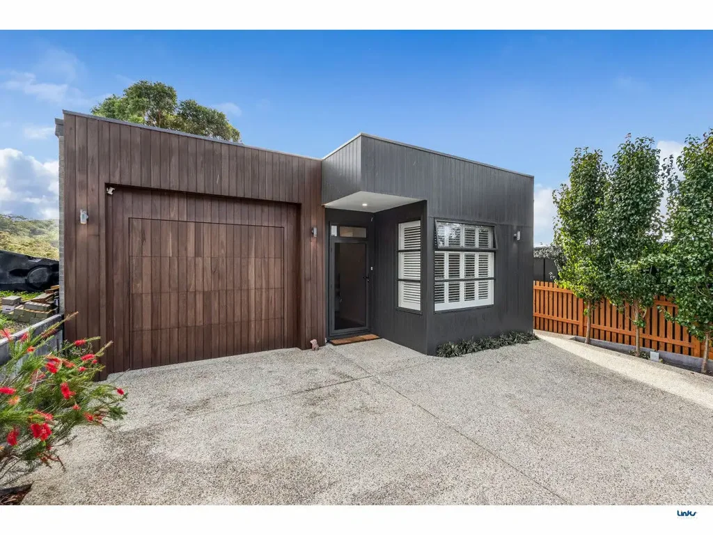 Lorne 5Moenga Sophisticated Five-Bedroom Coastal Haven Overlooking the Bay & Lorne Pier