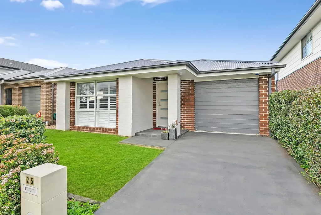 Marsden Park 4房 四卧宽敞住宅 现代设计时尚 主卧带套间浴 两大生活区域 户外休闲宜人 车库车位安全 330平易打理 近邻购物学校 交通便捷通达 Superb Family Home in Marsden Park! Very Motivated Vendors!