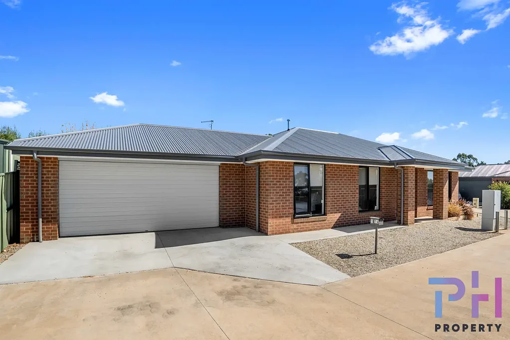 Neat Home In Ascot!