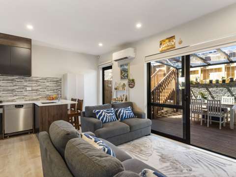 Flat Bush 4房  Modern 4 Bedroom Freehold Townhouse with Views!