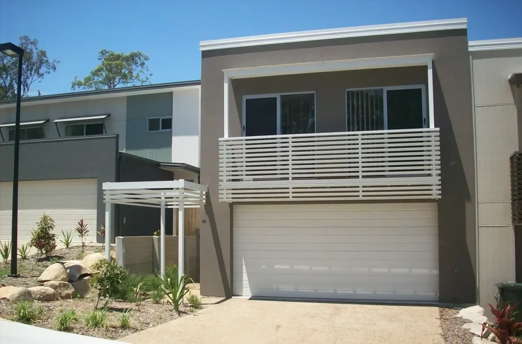 Freshly Painted 3 Bedroom Townhouse with  2 swimming pools, tennis court, BBQ, Gym Room and entertainment area