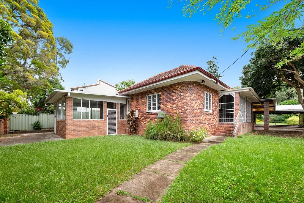 Spacious 5-Bedroom Home - Prime Taringa Location