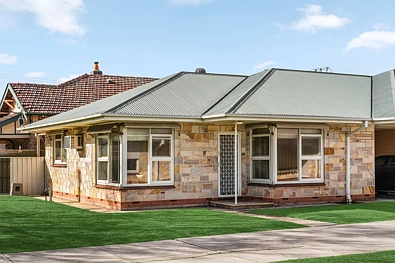 Glenelg East 2chambre Coastal Convenience with Endless Potential – Just a 10-Minute Walk to the Beach