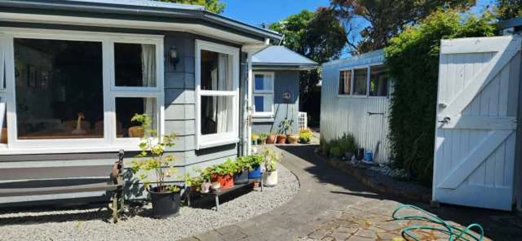 Waikuku Beach 3 Slaapkamer Sunlit charming home with beautiful garden